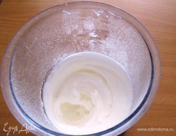 Белки взбить в крепкую пену.