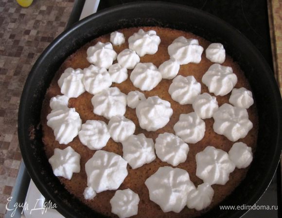 Выпеченный пирог достать из духовки, украсить взбитыми белками