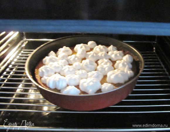 И поставить еще на 10 минут в духовку, чтобы запечь безе.