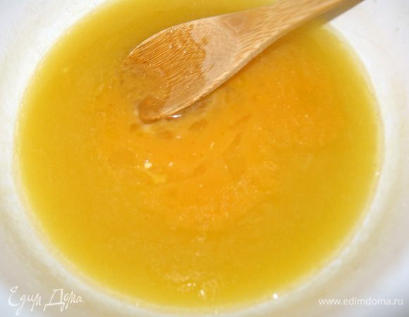 Яичную смесь влить в масляно-медовую массу и размешиваем. 