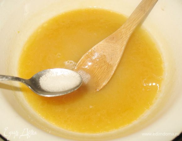 Лимонную кислоту растворяем в небольшом количестве воды и заливаем  соду. Эту смесь вливаем в общую массу. 