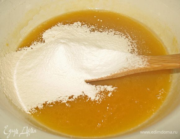 Муку присваиваем и добавляем частями к смеси.  По желанию в тесто можно положить какао,  тогда получится шоколадный медовик. 