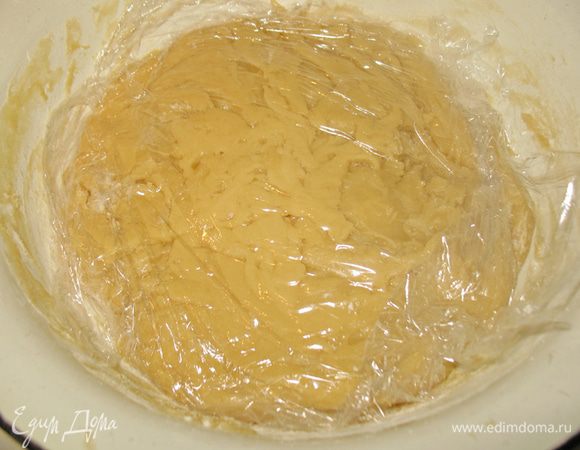 Закрываем пленкой ставим в холодильник минимум на 2 часа.  