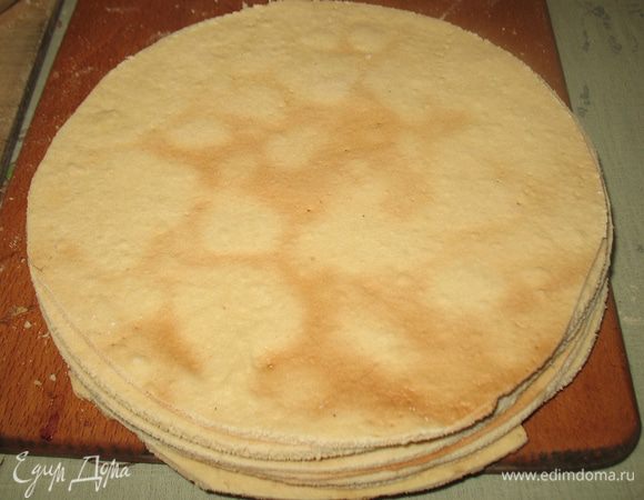 Коржи я раскатываю не все сразу, а потом выпекаю. Раскатываю первый корж ставлю его в духовку и пока он выпекается раскатываю второй, когда второй в духовке раскатываю третий и так до конца.  Может кому то понравится такой способ выпекания коржей. 