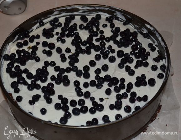 Выкладываем на верх торта. Сверху на крем выкладываем 1 ст. черники, оставляем торт в холодильнике еще на 1-2 часа.