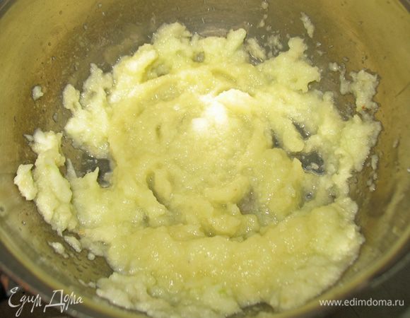 Готовим крем. Крем готовим сразу как только тесто оказалось в холодильнике, чтобы он успел остыть.  Готовим пюре из яблок свежих или печенных. У меня из свежих яблок. 