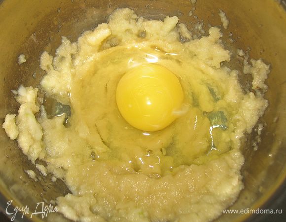 К яблочному пюре добавляем яйца и крахмал. Хорошо перемешиваем.