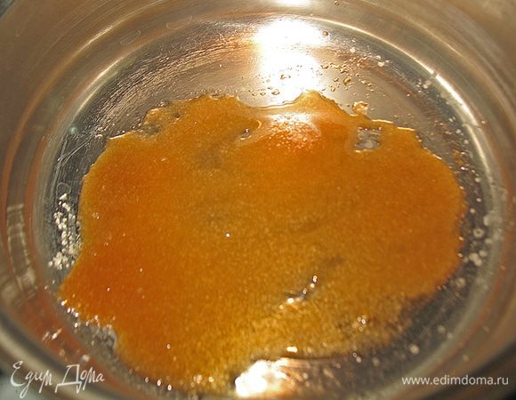 Разогреваем кастрюльку и всыпаем сахар. Кастрюльку держим на среднем огне. Периодически помешиваем деревянной ложкой. Здесь главное чтобы сахар карамелизовался, а не сгорел. Иначе жженая карамель забьет все остальные вкусы и торт будет просто карамельный.  