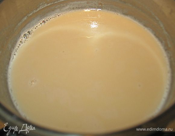 Добавляем теплое молоко в карамель, добавляем аккуратно молоко начнет сильно пенится. Хорошо помешивая, подогреваем массу до полного растворения комочков.  