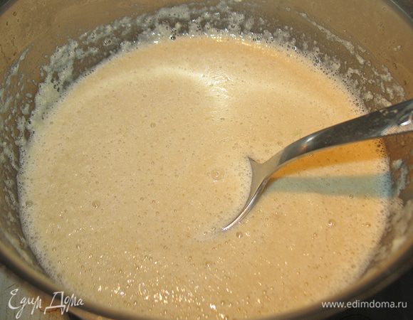 Вливаем молочно-карамельную смесь в яблочно-яичную, хорошо перемешиваем. 