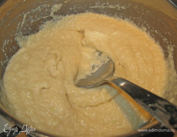 Переливаем обратно в кастрюльку и варим до загустения. Крем охлаждаем, прикрыв крышкой или пленкой. 