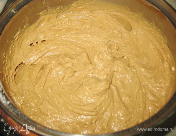 После того как крем остыл и коржи можно промазывать крем взбиваем. 