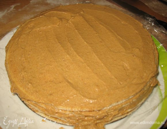 Промазываем коржи кремом. 