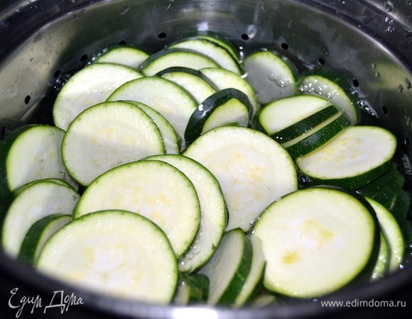Цукини я нарезала кружочками и отправила в кастрюльку с кипящей подсоленной водой.