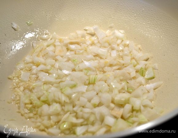 Измельченный лук и чеснок обжарила в растительном масле.