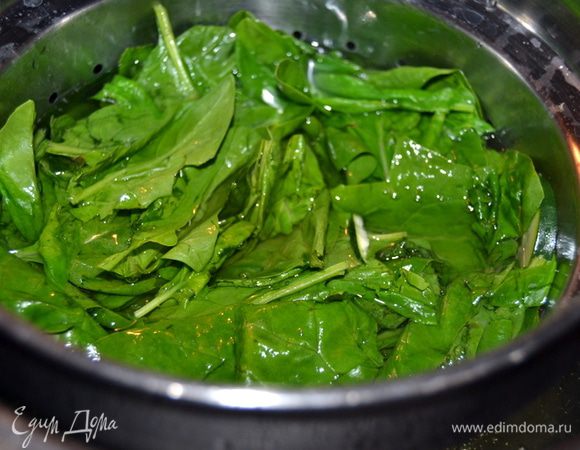 Прямо к цукини добавляем промытый шпинат и варим пару минут. Затем сливаем,но зеленый бульон сохраняем.