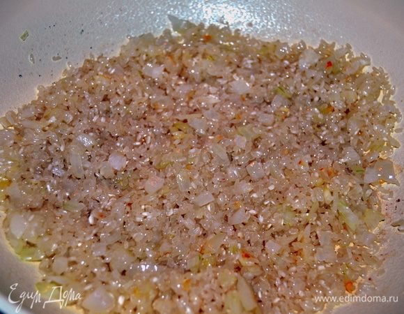 К обжаренному луку я добавила рис и немного его обжарила.Буквально 1-2 минуты.