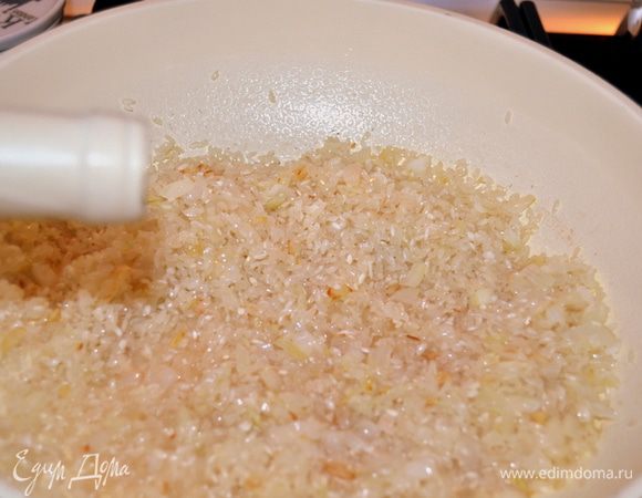 Вливаем вино,перемешиваем и закрываем крышкой. Минут на пять. За это время немного порежем зеленую массу.