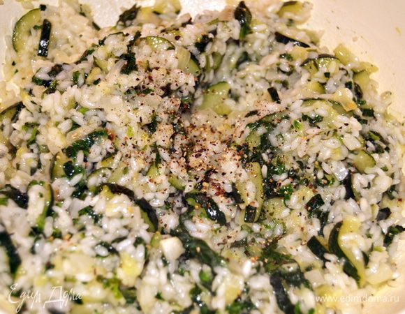 И добавляем к рису.Нужно добавить бульон так,что бы рис был прикрыт.Закрываем крышкой и тушим до готовности риса.Периодически помешиваем.Пробуем ризотто и добавляем по вкусу соль и перец.Если требуется,то доливаем зеленый бульон.