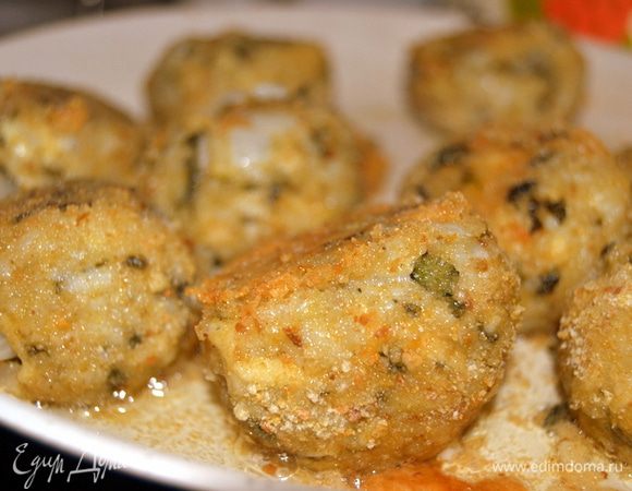 добавляем тертый на крупной терке сыр,скатываем в ладошках  шарики,обваливаем в панировочных сухарях.Обжариваем на разогретой сковородке в растительном масле до золотистого цвета.Выложить шарики на бумажное полотенце.