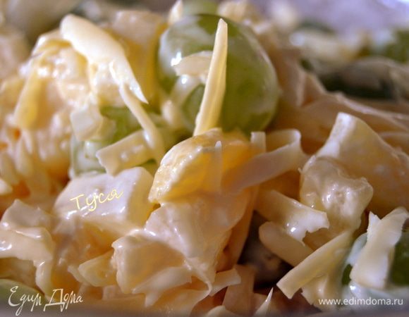 Все перемешайте. Заправьте майонезом, сметаной или йогуртом. Я люблю майонез, с ним более пикантно.