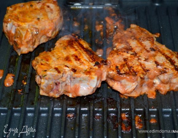 Разогреем гриль, перед тем как выложить на гриль стейки снимем  маринад с них. Обжариваем до готовности.