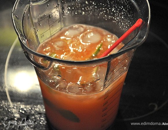 Смешаем в емкости сок лайма, добавить дольки лайма, мяты. Затем добавить клаб соду (указана в списке как вода), ром, сироп сладкий и сок апельсиновый. Перемешать все и вылить в бокал. Добавить пищевой лед.