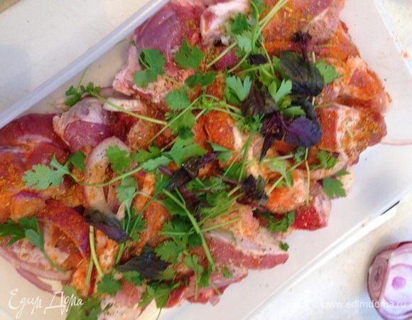 Крупно нарезаем зелень, и все,  вместе с остальными ингредиентами добавляем к мясу, 