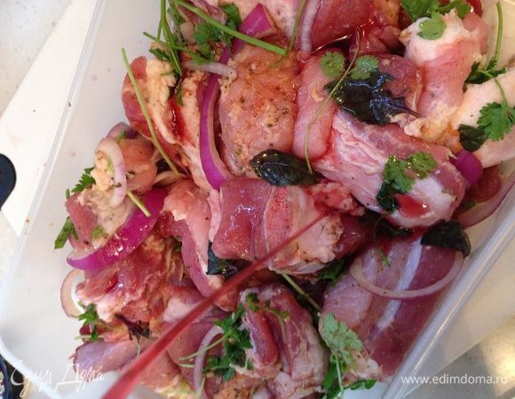 Хорошенько смешиваем и поливаем 1/3 стакана вина