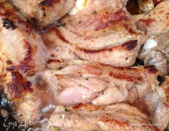 Разогреваем оливковое и сливочное масло на сковороде. Очищаем куски мяса от зелени и лука и ставим в сковороду обжариваться