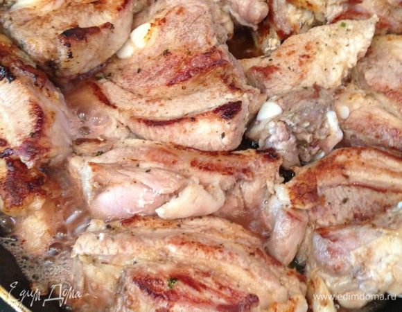 Минут через 10-12 переворачиваем мясо и добавляем оставшееся вино, и продолжаем обжаривать мясо на среднем огне до готовности. В течении обжаривания мясо нужно пару раз перевернуть.