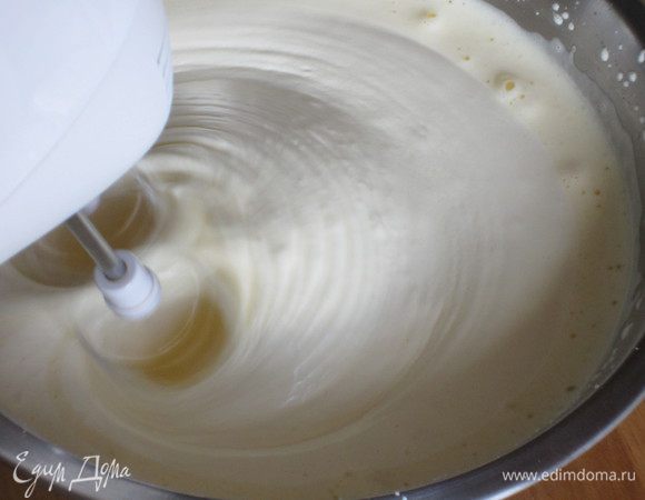 Бисквит: Хорошо взбить яйца и желтки со 100 г сахара.