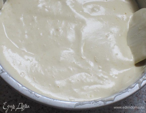 Ввести просеянную муку, цедру, щепотку соли, хорошо перемешать.