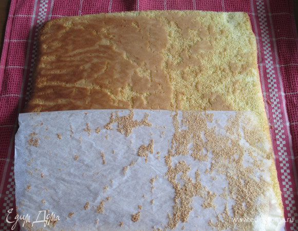 Бисквит выложить на х/б полотенце,аккуратно снять пергамент....