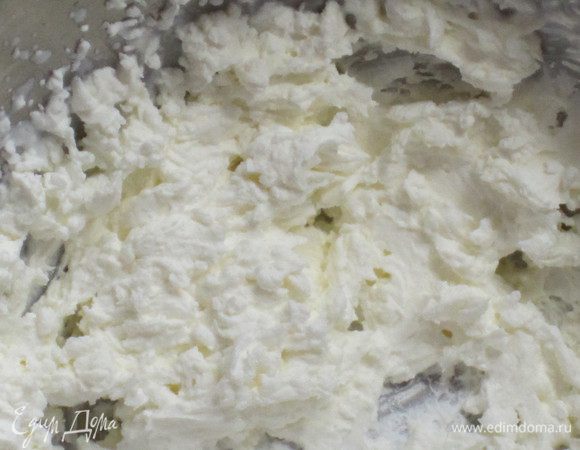 Крем:: Сливки охладить в морозильной камере 5 минут, взбить до устойчивых пиков. 