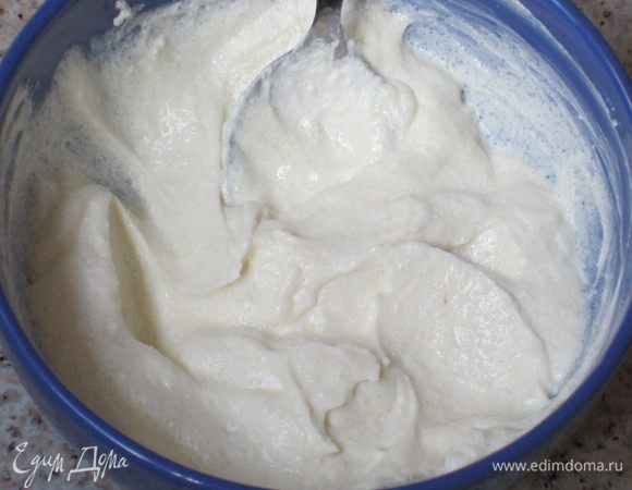 Рикотту размять вилкой,  добавить 50 г сахара, перемешать.