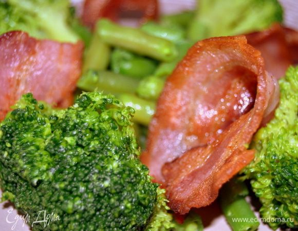 Фасоль и брокколи отварить до полуготовности,я люблю когда капустка похрустывает.Слить и обдать холодной водой,что бы фасоль не потеряла свой зеленый цвет.