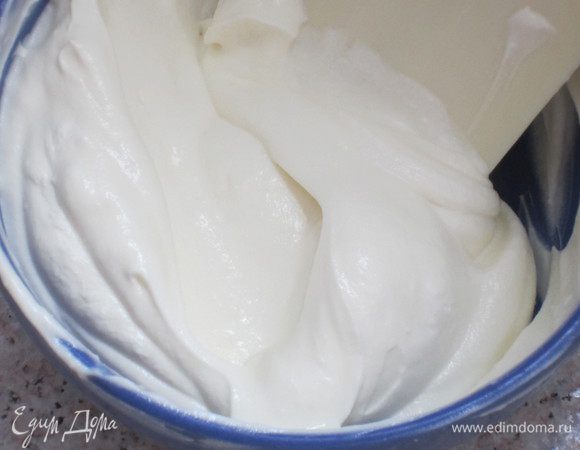 Аккуратными движениями снизу-вверх ввести взбитые сливки.