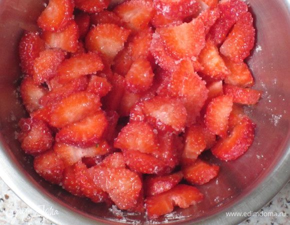 Клубнику помыть, нарезать и перемешать с оставшимся сахаром.