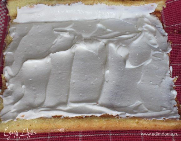 Аккуратно развернуть рулет, пропитать выделившимся  с клубники соком, нанести крем....