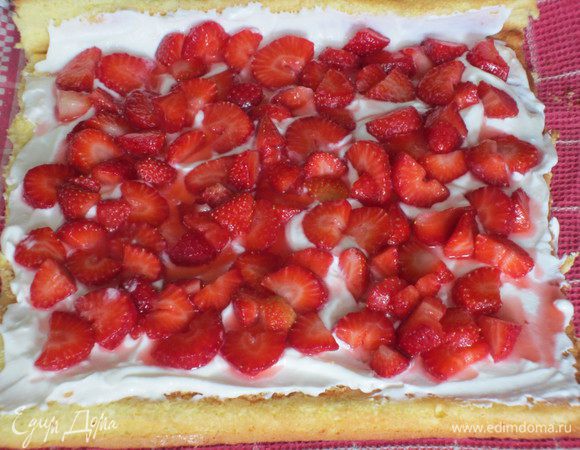 ....сверху выложить клубнику.