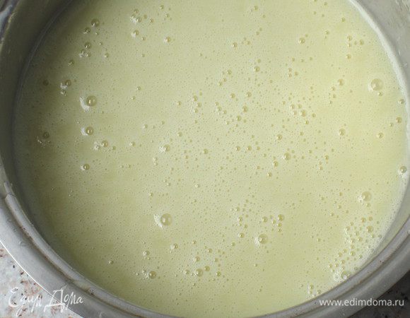  Ганаш: Сливки подогреть (но не доводить до кипения), снять с огня и добавить измельчённый шоколад. Хорошо перемешать, остудить и нанести ганаш на поверхность рулета, yкрасить ягодами..