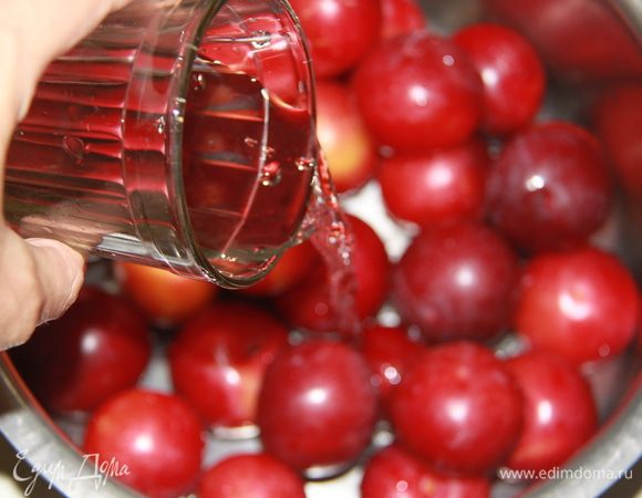 Алычу вымыть. Сложить в кастрюлю, залить 100 мл воды. 