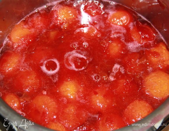 Варить на медленном огне 20 минут под крышкой. Размягчённую алычу немного остудить, протереть через сито. 