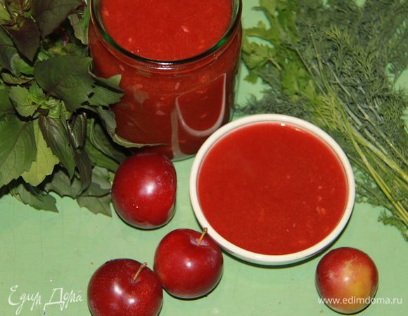 Свежую зелень мелко порубить и добавить в соус. Готовый соус прогреть, но  не кипятить. Разлить горячий соус в стерилизованные банки, закатать металлическими крышками. Из 1 кг алычи получается примерно 700 мл соуса.