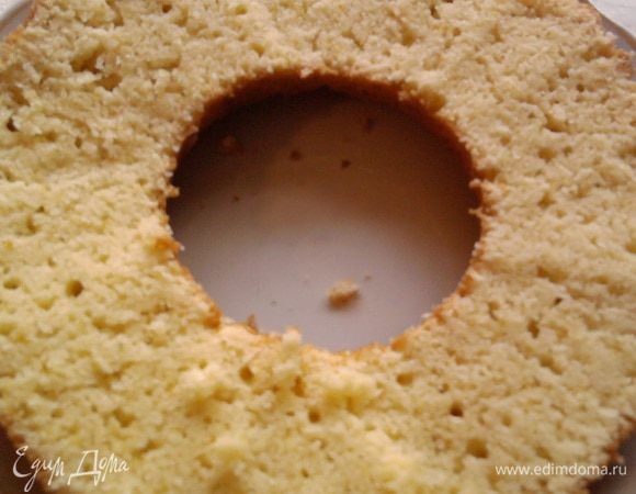 Достать кекс дать ему постоять пару минут, вынуть и разрезать пополам. 