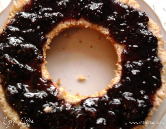 Когда кекс немного остынет смазать малиновым вареньем.