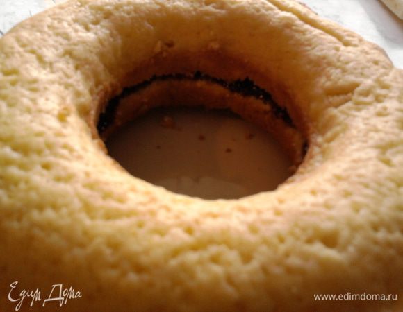 Накрыть второй половиной, и смазать сверху вареньем или притрусить сахарной пудрой. 