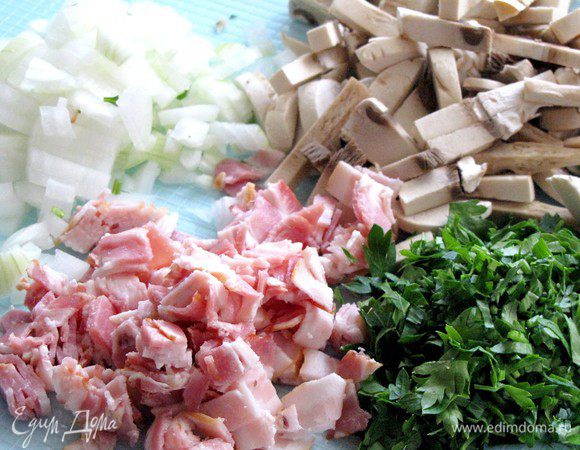 Лук почистить и мелко порубить. Петрушку, грибы и бекон мелко нарезать.