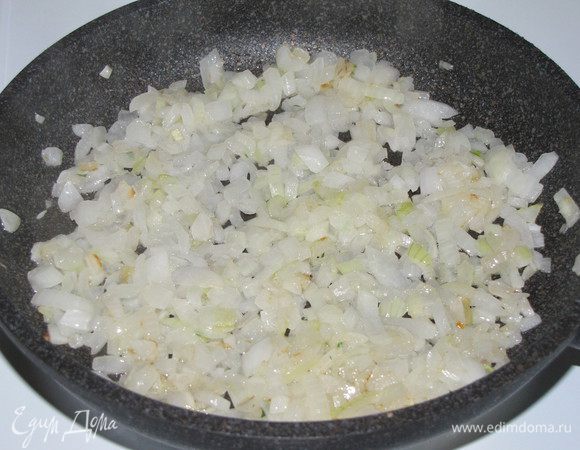 Разогреть в сковороде 1-2 ст. л. растительного масла и поджарить лук до мягкости.